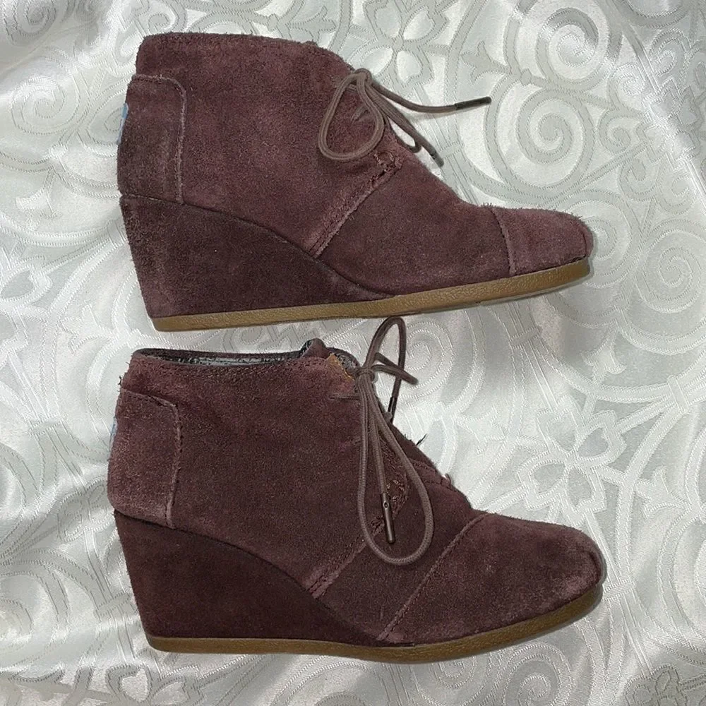 Tom’s tie up suede wedge booties lined in plaid flannel size 5.5